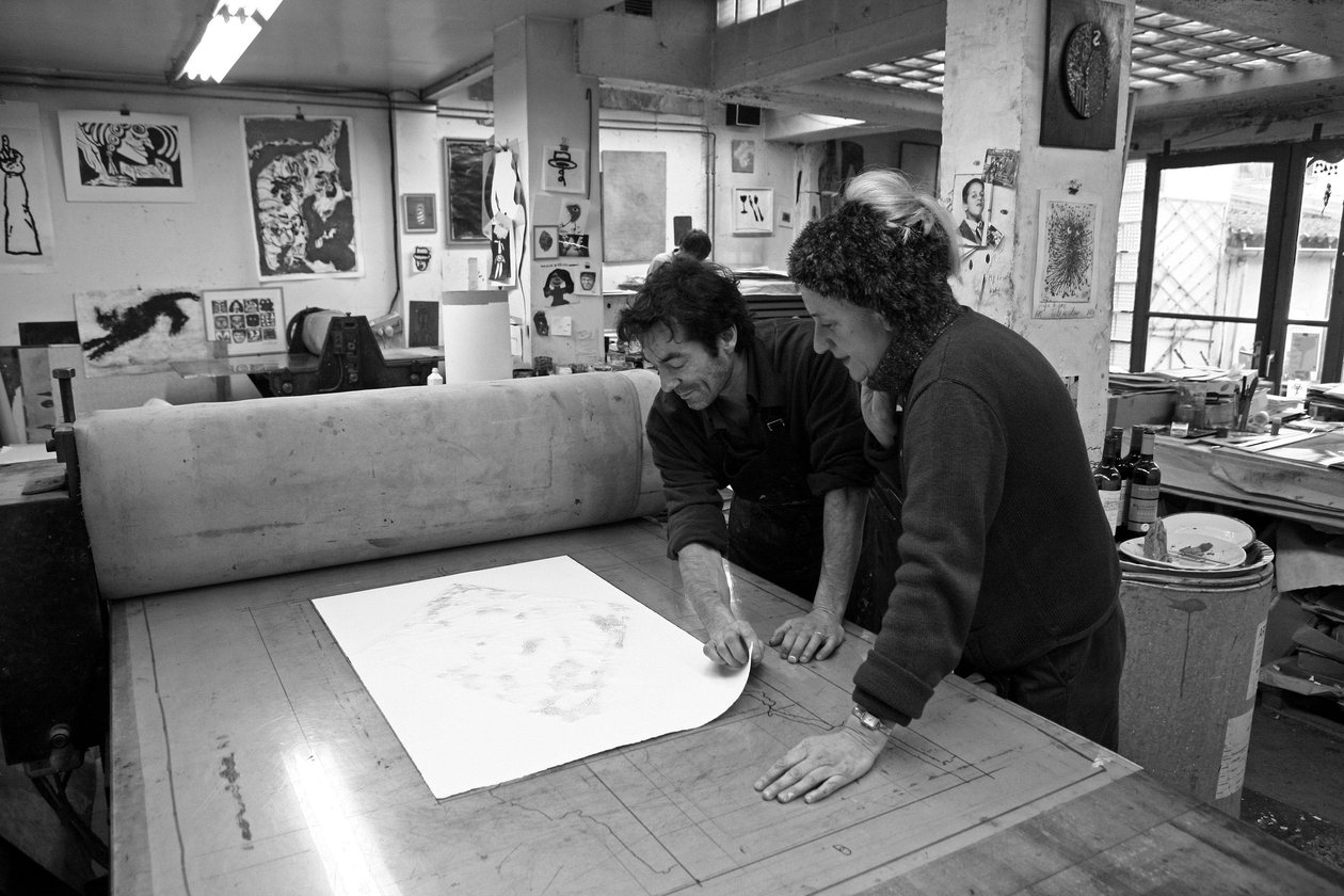 Pascal Gauvard, medgrundare av Pasnic gravyrverkstad, Annie-Paule Thorel, fransk målare. Upptäckt från gravyr efter tryckning. Pasnic gravyrverkstad i Paris 2009. av Unbekannt