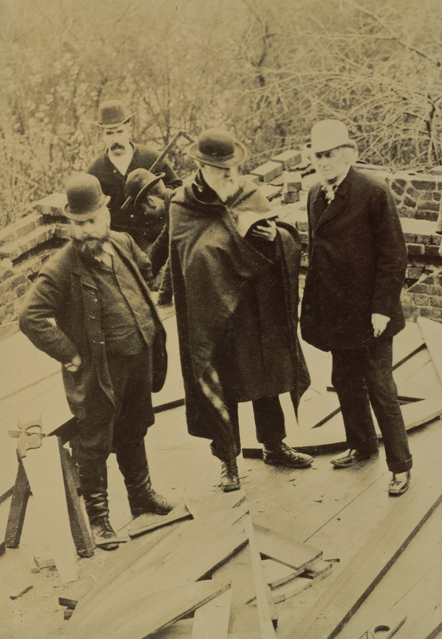Philip Webb (1831-1915) Under byggandet av Röda huset, byggt för William Morris (s/v foto) av Unbekannt