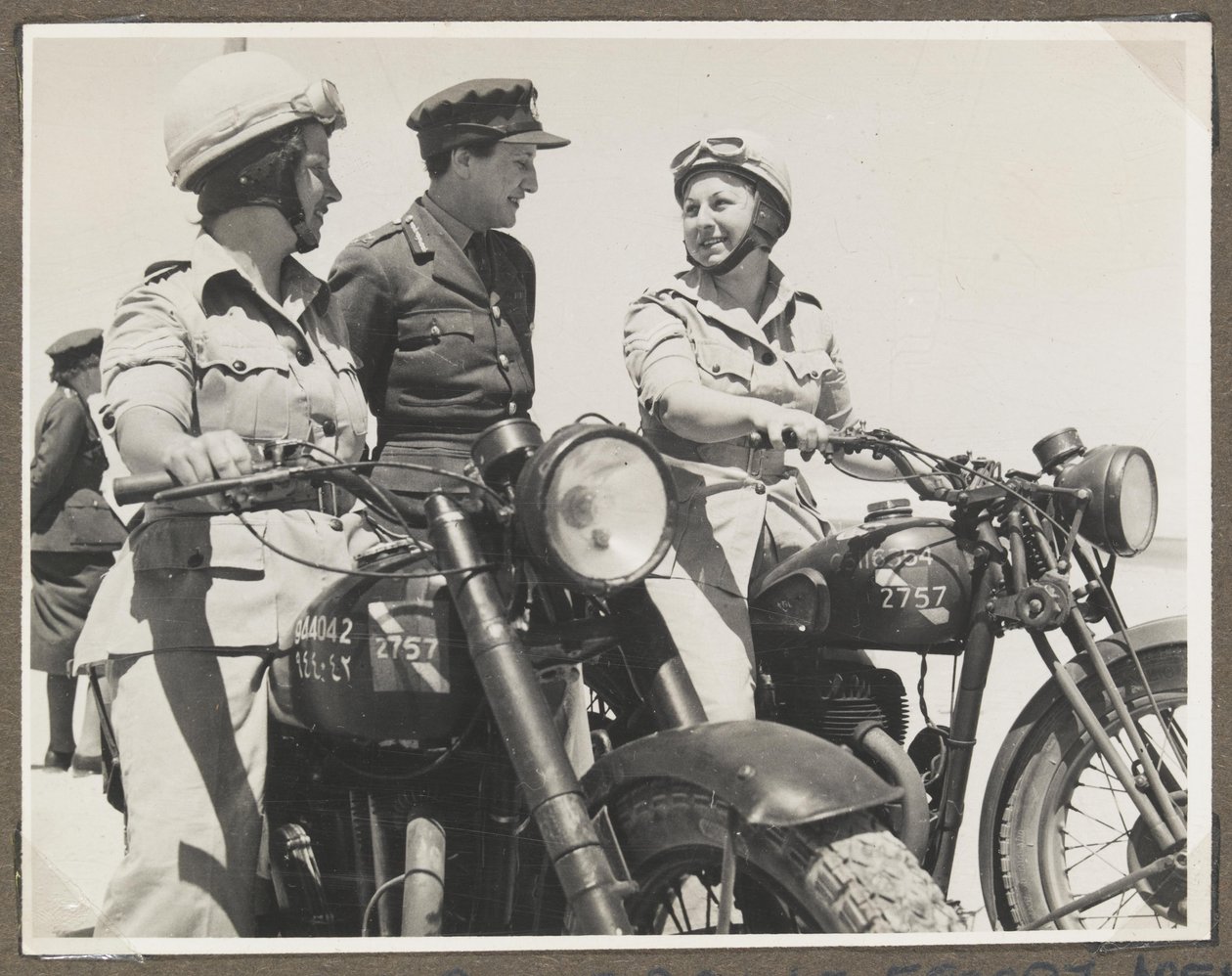 Fotografi från ett album som innehåller 65 fotografier relaterade till Auxiliary Territorial Service och brittiska styrkor i Mellanöstern av Unbekannt