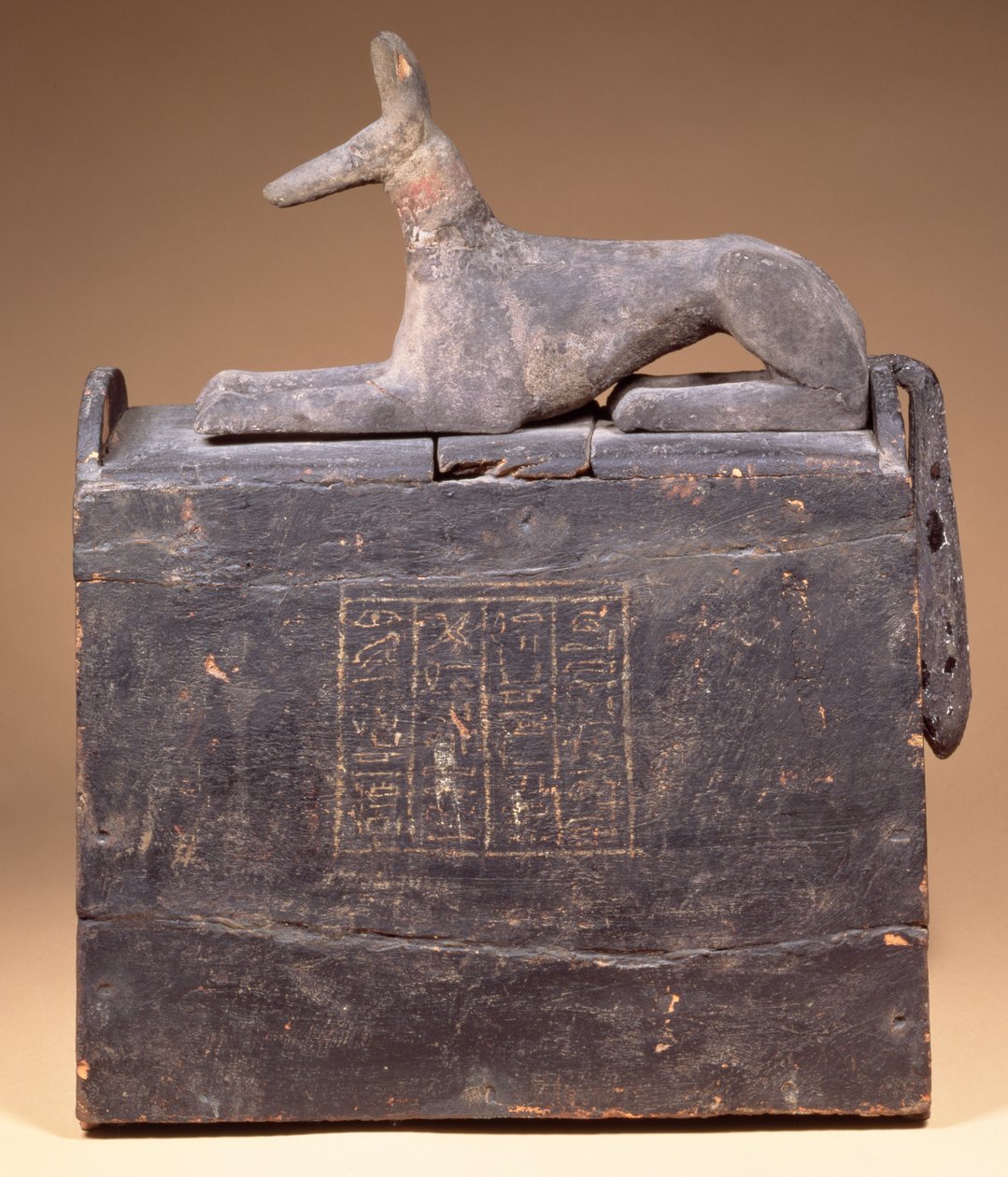 Plyonformad shabti-låda med en inskription och en staty av Anubis som en schakal (av senare datum) på locket, egyptisk, från Thebe, tidig 22:a dynastin, c.900 f.Kr. (svartmålat trä) av Unbekannt