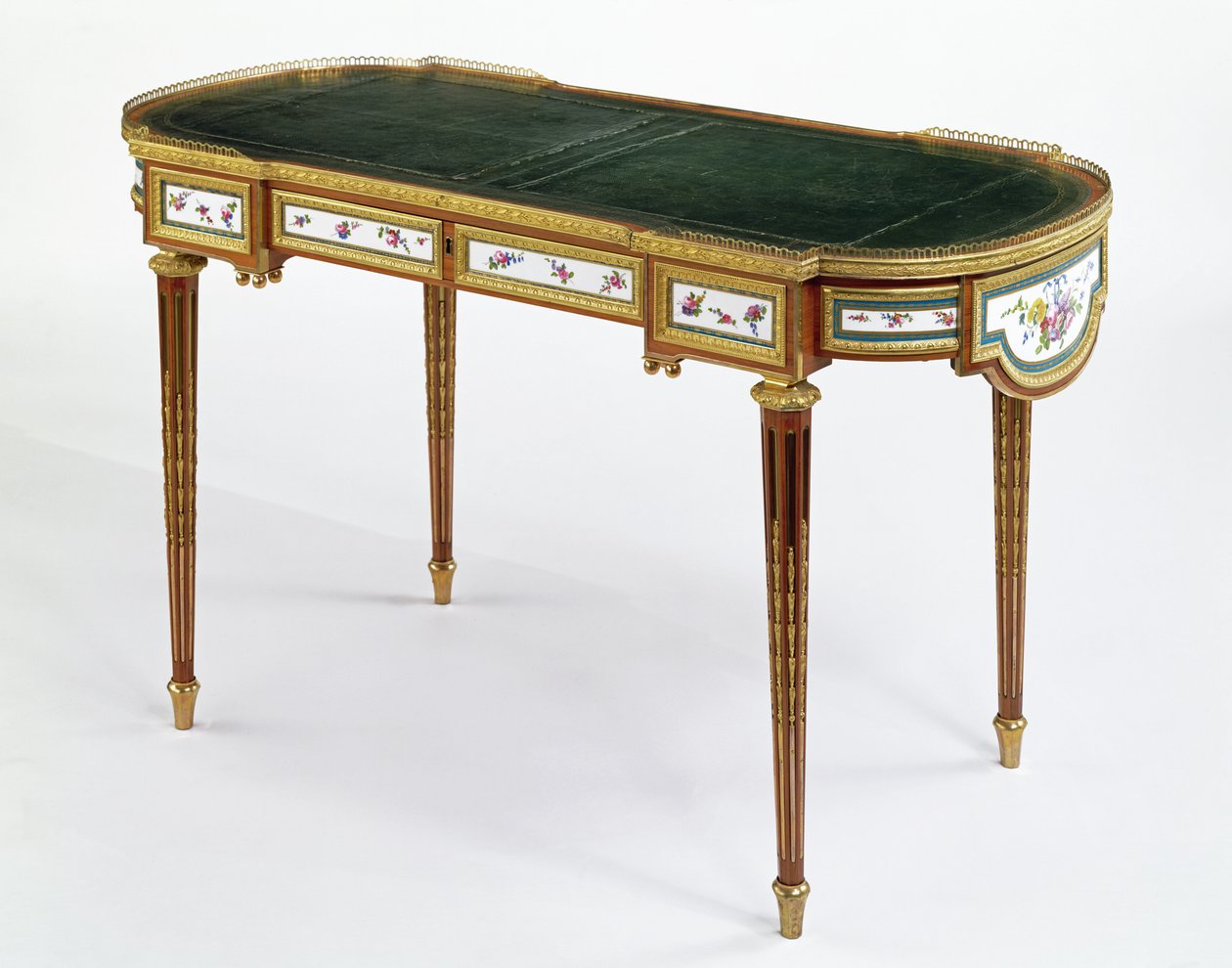 Porslinsmonterat skrivbord daterat 1778 tillverkat för den ryska kejsarinnan Maria Feodorovna av Martin Carlin av Unbekannt
