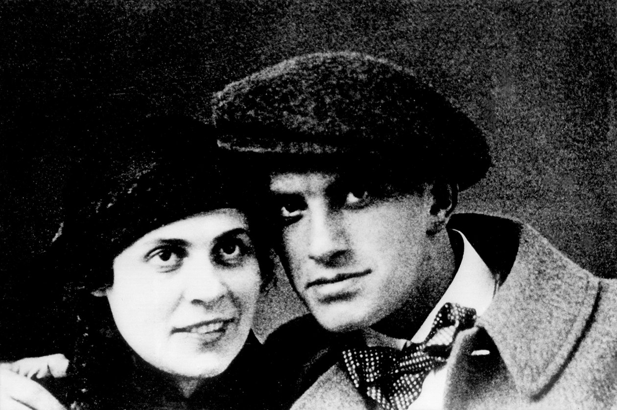 Porträtt av Lili Brik (1891-1978) och Vladimir Maiakovsky (Majakovskij eller Maiakovsky) (1893-1930) ca. 1915 fotografi av Unbekannt
