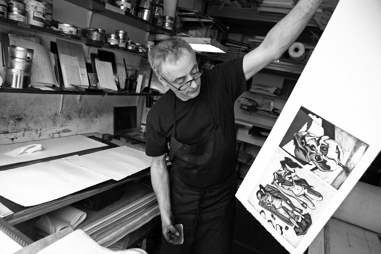 Porträtt av Olaf Idalie, trimmer, i hans gravyrverkstad i Paris 2008. av Unbekannt