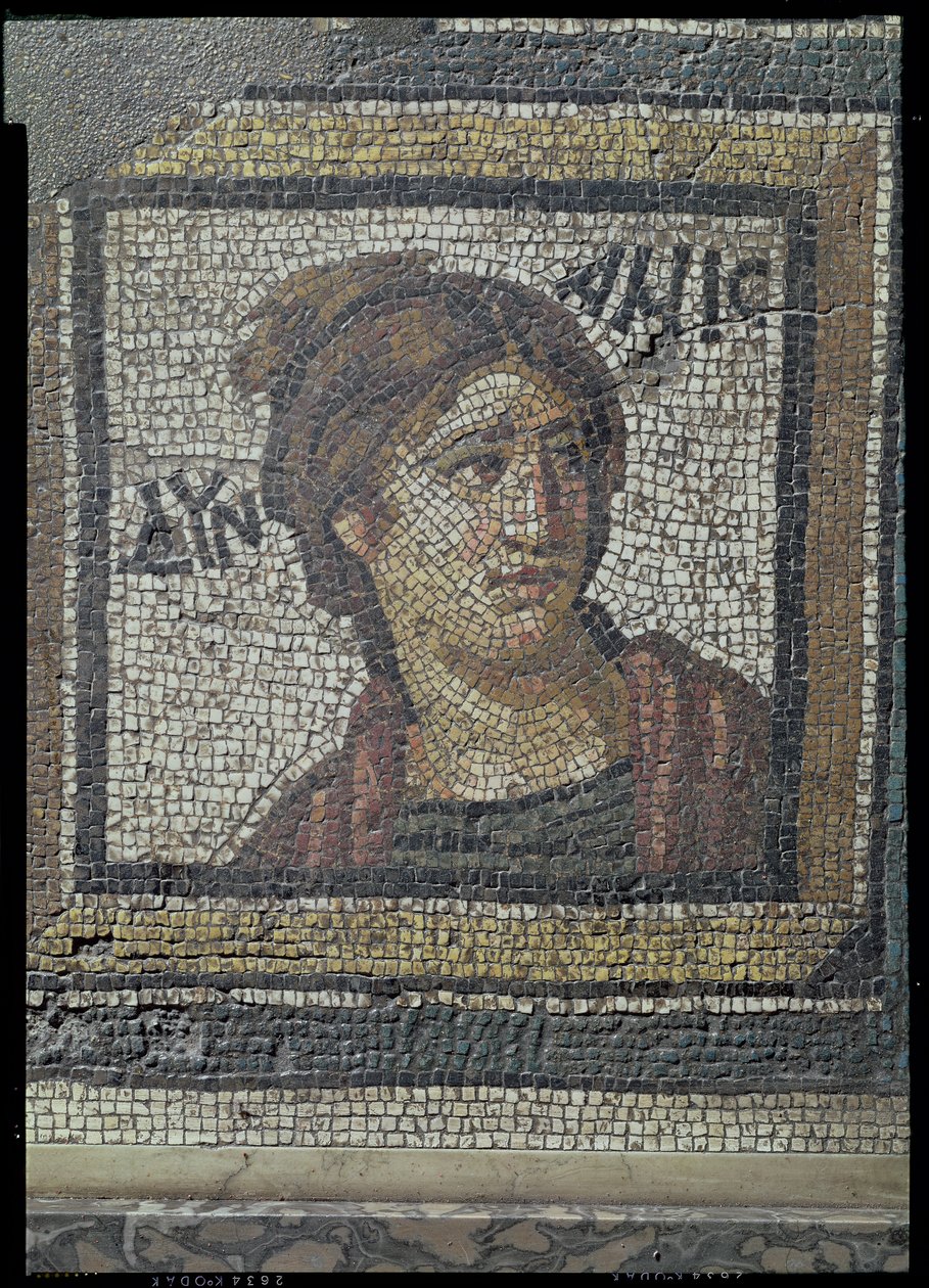 Porträtt av en kvinna, detalj av en mosaikbeläggning som skildrar årstiderna och jaktscenerna, från Constantinian Villa i Daphne, Roman, c.325-330 AD (marmor, kalksten och glasmosaik) av Unbekannt