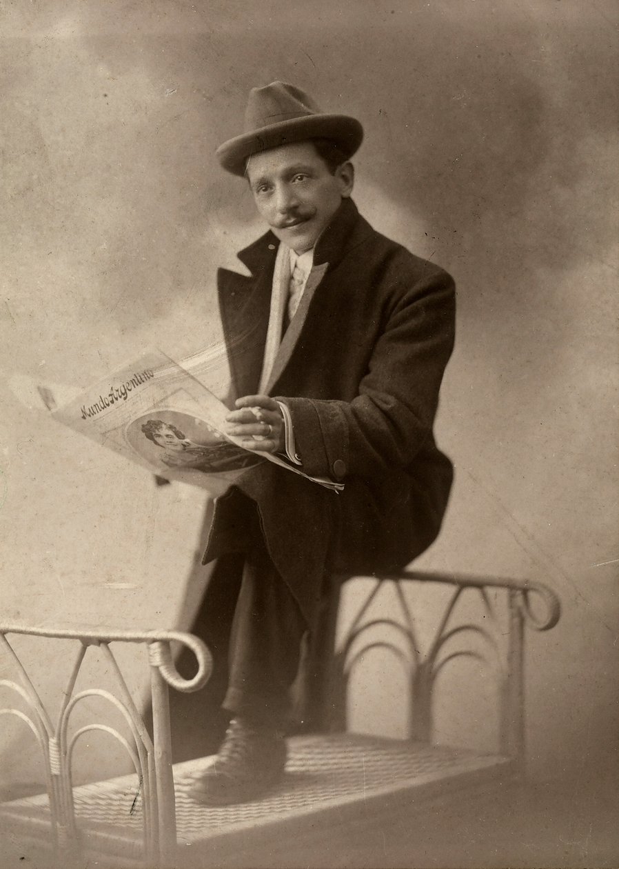 Porträtt av fotografen Luigi Betti medan han läser tidningen "Kundo argentino" av Unbekannter Künstler
