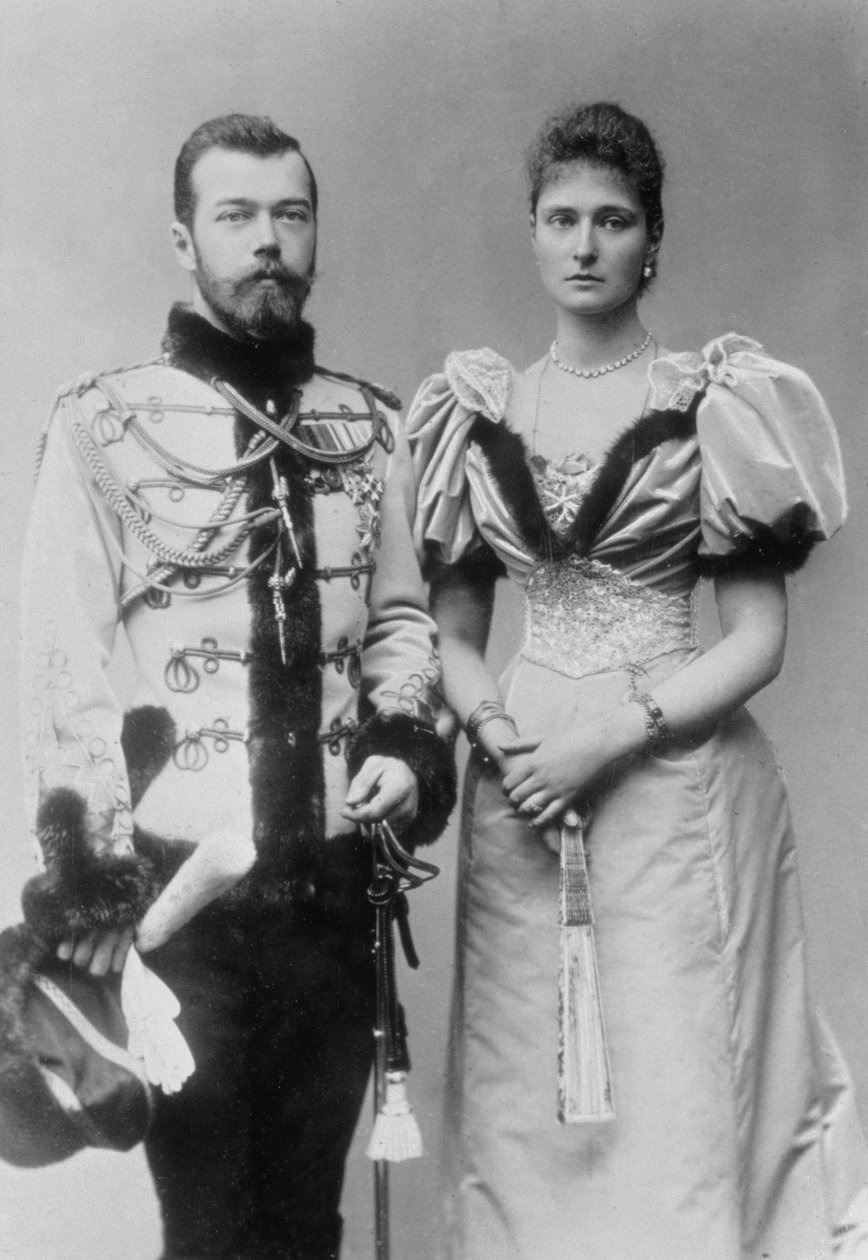 Porträttfotografi av tsar Nicholas II (1868-1918) och prinsessan Alix av Hessen (1872-1918) c.1894 (s/v-foto) av Unbekannt