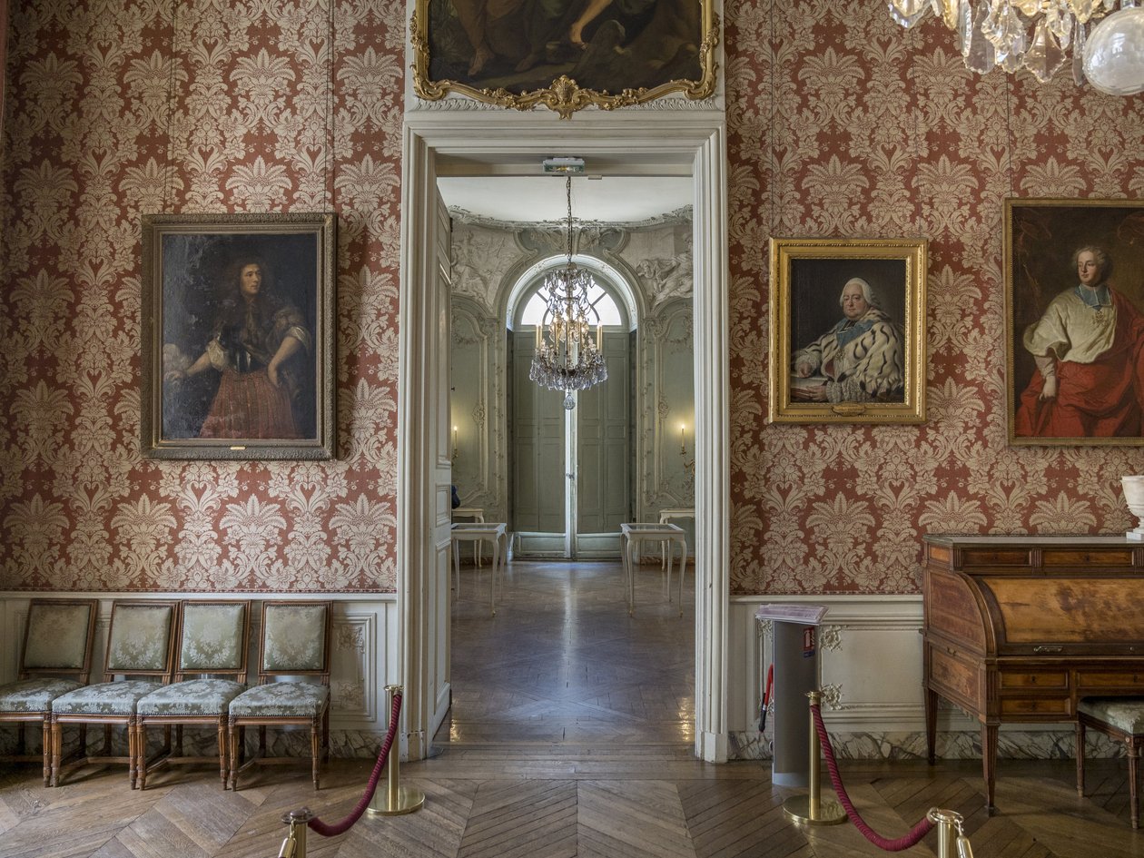 Porträtt av män inklusive Armand Gaston de Rohan (1674-1749), i kardinals dräkt, målning av Hyacinthe Rigaud (1659-1743). Stora kabinettet av prinsen, arkitekten Germain Boffrand (1667-1754). Hotel de Soubise, Paris av Unbekannt
