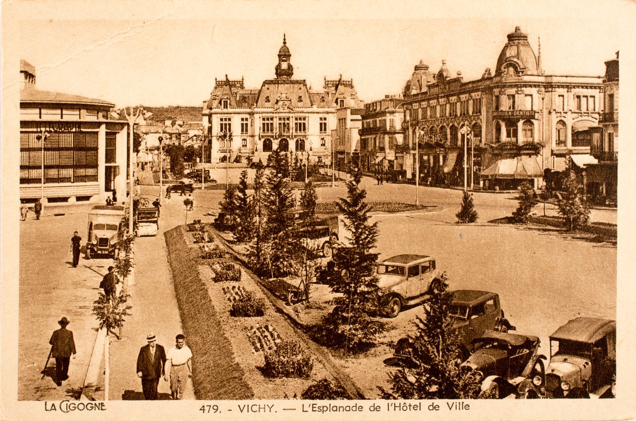 Vykort/The Esplanade of the Town Hall/Vichy/Allier/Auvergne/Frankrike av William M. Timlin