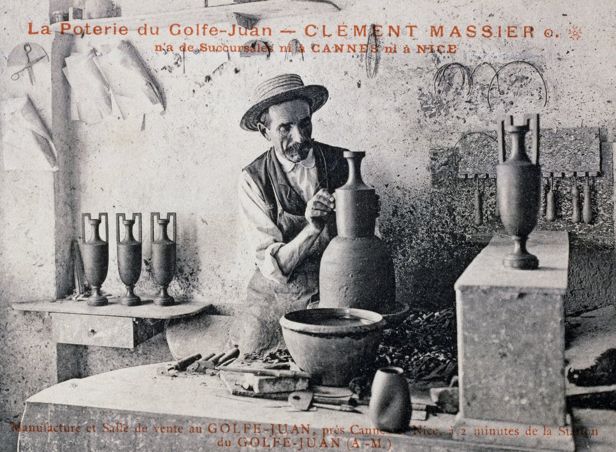 Vykort med Clement Massier (1844-1917), keramikermästare av Poterie de Golf-Juan på jobbet i sin ateljé, Frankrike, 1900-talet av William M. Timlin