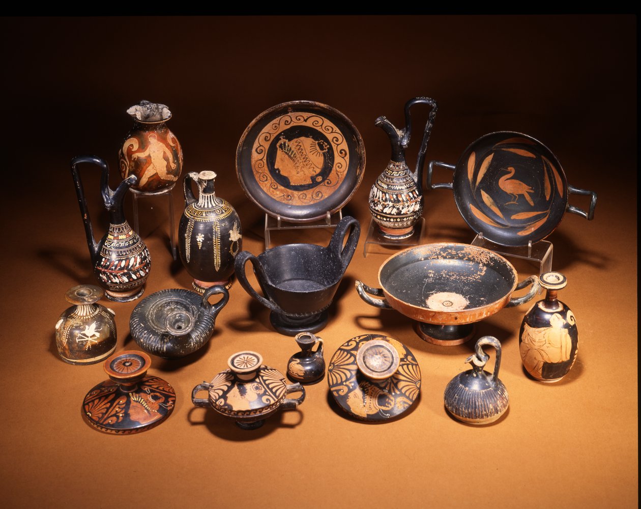 Keramikgrupp som visar en etruskisk Bucchero ware kantharos och en Gnathia ware guttus, mitten, båda 600-talet f.Kr. (foto) av Unbekannt