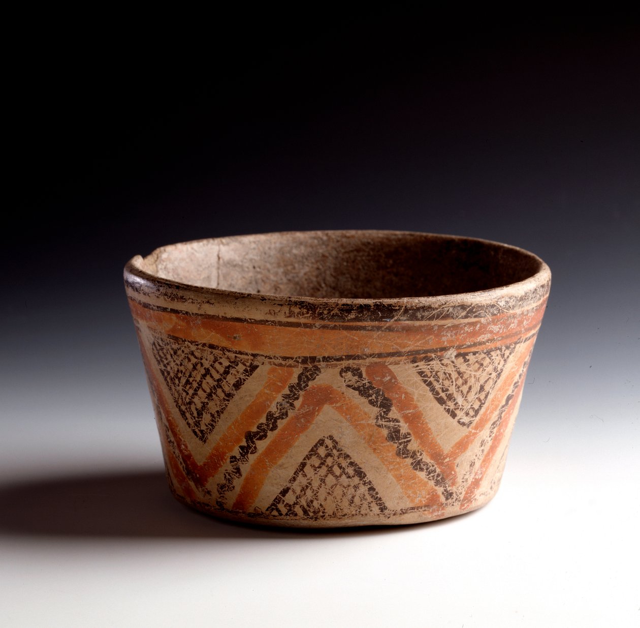 Precolombiansk konst, Maya-civilisation, klassisk period: skärande polykrom lerdekor av sicksack och trianglar. Från Peten, Guatemala sön. h. 10 x diam. 10,6 cm Guatemala, Museo Nazionale di Archeologia e Etnologia - Förcolumbiansk konst, Maya-civilisation av Unbekannt