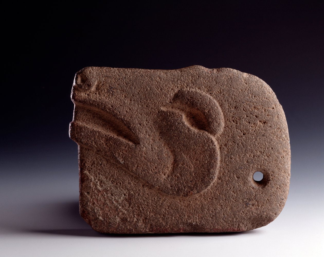 Precolombiansk konst, Maya-civilisation, klassisk period: zoomorfisk yxa i huggen sten som representerar huvudet på ett rådjur. Dämpa. 26,5 x bredd 19,5 cm Guatemala, Museo Nazionale di Archeologia e Etnologia - Förcolumbiansk konst, Maya-civilisationen, K av Unbekannt