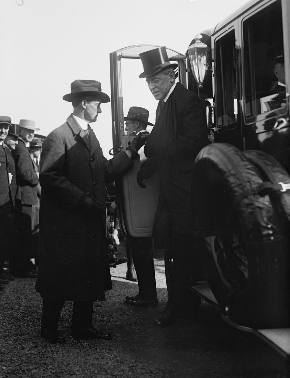 President Woodrow Wilson stiger ur en bil. Washington, DC, cirka 1918. Foto av (s/v foto) av Benjamin Baud