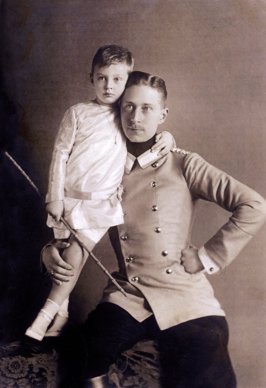 Prins William av Hohenzollern (1882-1951), även kallad kronprins, son till kejsar Vilhelm II, med sin äldste son, även kallad Wilhelm, Fotografi av Selle und Kuntze av Unbekannter Künstler