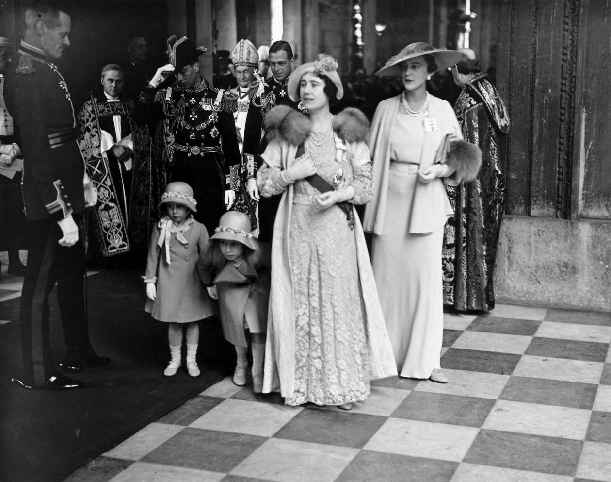 Drottning Elizabeth och prinsessor lämnar St Paul