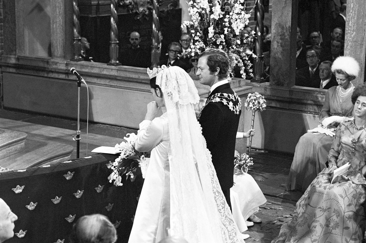 Drottning Silvia och kung Carl XVI Gustaf under bröllopsceremonin i Storkyrkan i Stockholm av Unbekannter Künstler