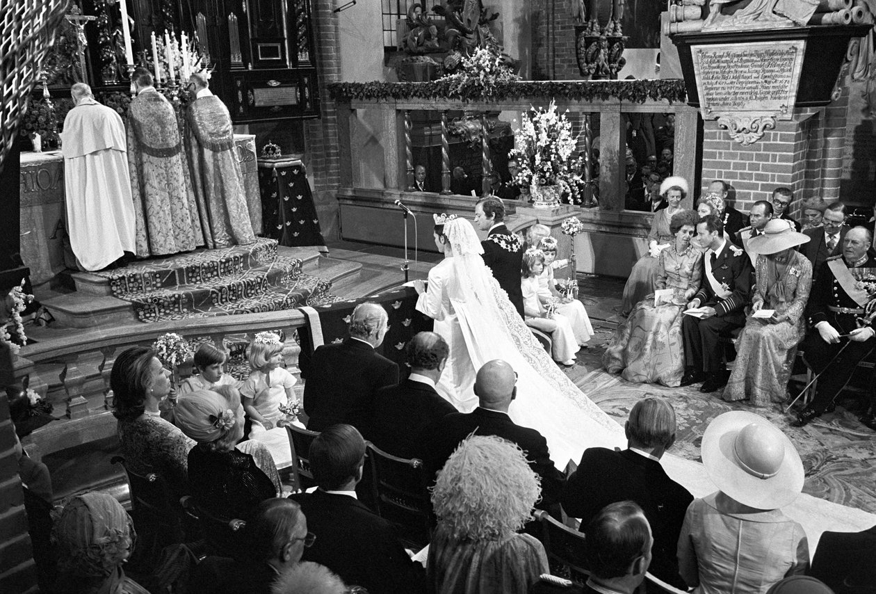 Drottning Silvia och kung Carl XVI Gustaf under bröllopsceremonin i Storkyrkan i Stockholm av Unbekannter Künstler