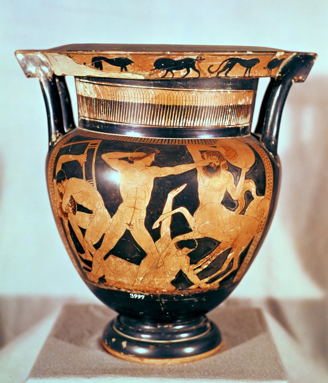 Vas med röd figur som föreställer striden mellan kentaurerna och lapiterna, grekisk (keramik) (för detaljer se 100351) av Unbekannt