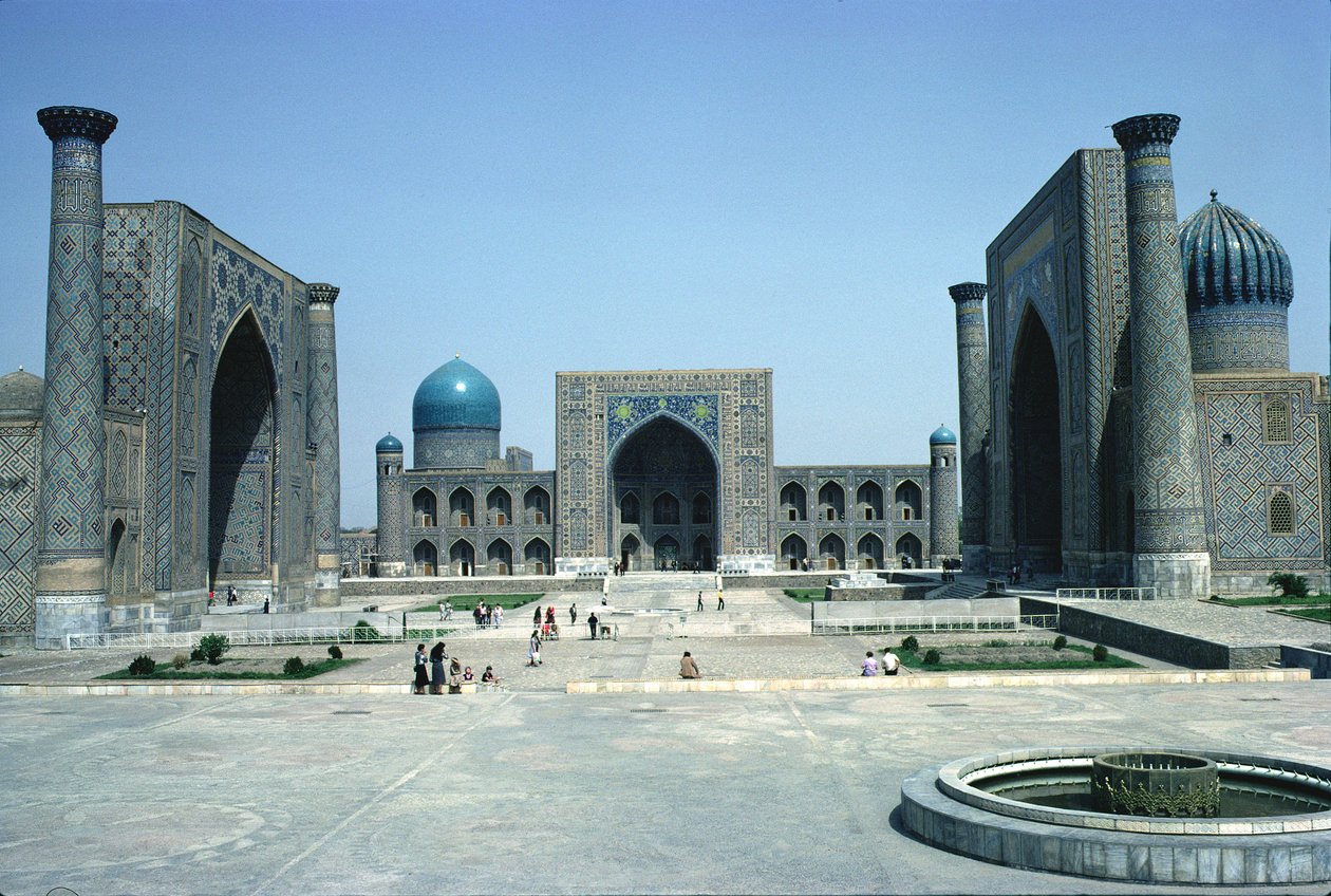 Registan, med de tre muhammedanska religiösa högskolorna (madrasahs) (foto) av Unbekannt