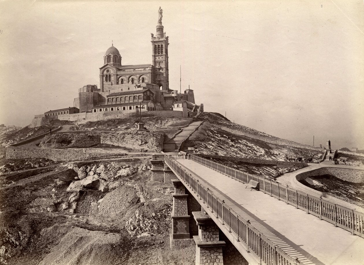 Religiös arkitektur: exteriör vy av basilikan Notre Dame de la Garde (Notre-Dame-de-la-Garde), även kallad "den goda modern" (1853-1864), byggd efter planer av arkitekten Henry Esperandieu (1829) -1874). Marseille, Bouches du Rhone (13), cen av William M. Timlin