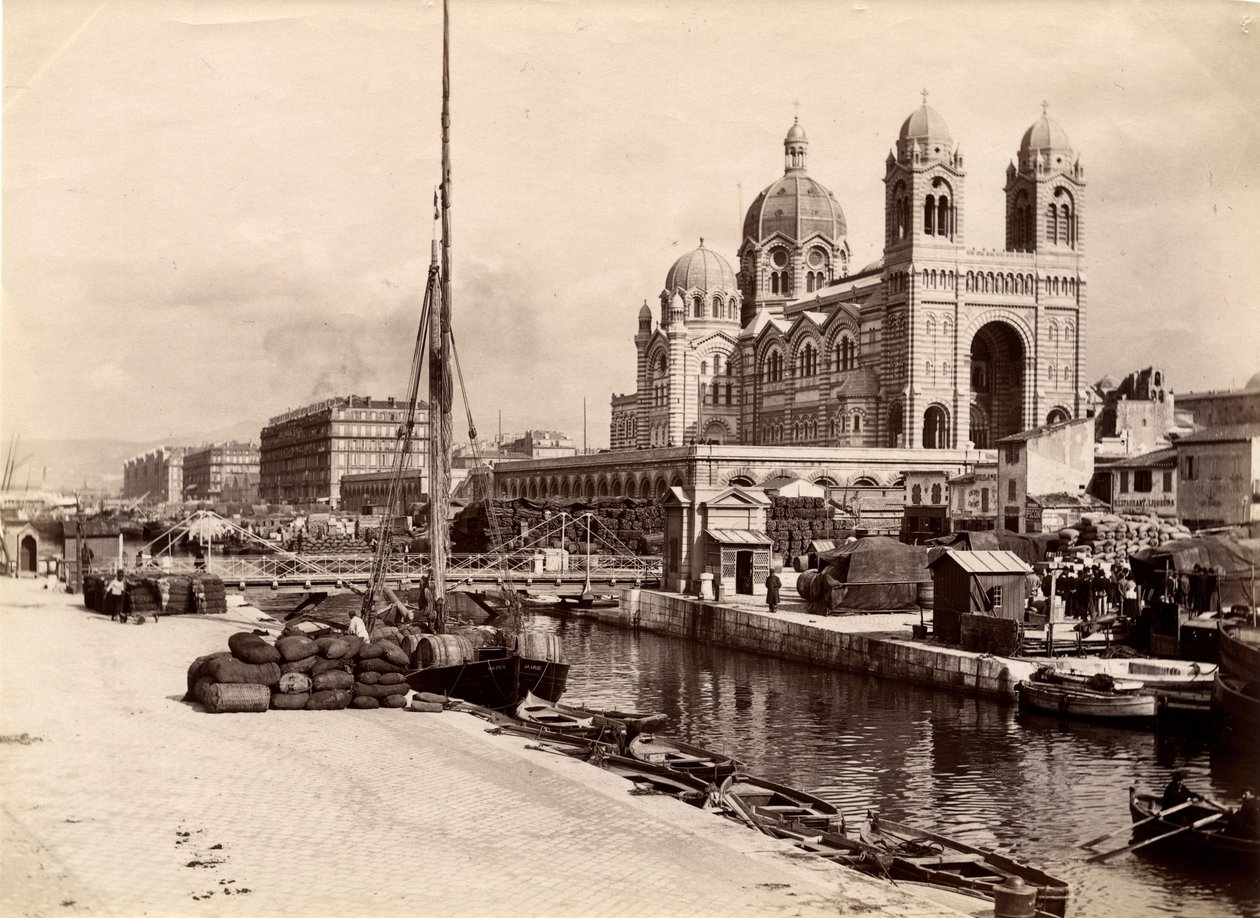Religiös arkitektur: exteriör utsikt över basilikan Cathedrale Sainte Marie Maggiore (Sainte-Marie-Maggiore), byggd mellan 1852 och 1893 enligt planerna av arkitekten Leon Vaudoyer (1803-1872). Marseille, Bouches du Rhone (13), cenotyp av tiggen av William M. Timlin