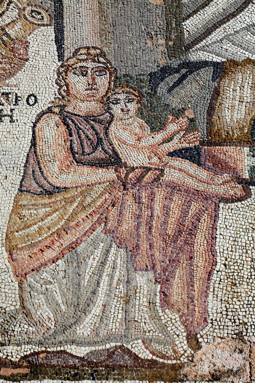 Representation av den nyfödda Akilles med sin sjuksköterska, Anatrophe - Detalj från panelen som representerar det första badet av Achilles - Paphos Mosaics, thesus villa 5th Century AD - Cypern - Achilles nouveau ne avec sa nourrice, Anatrophe - Detalj av av Unbekannt