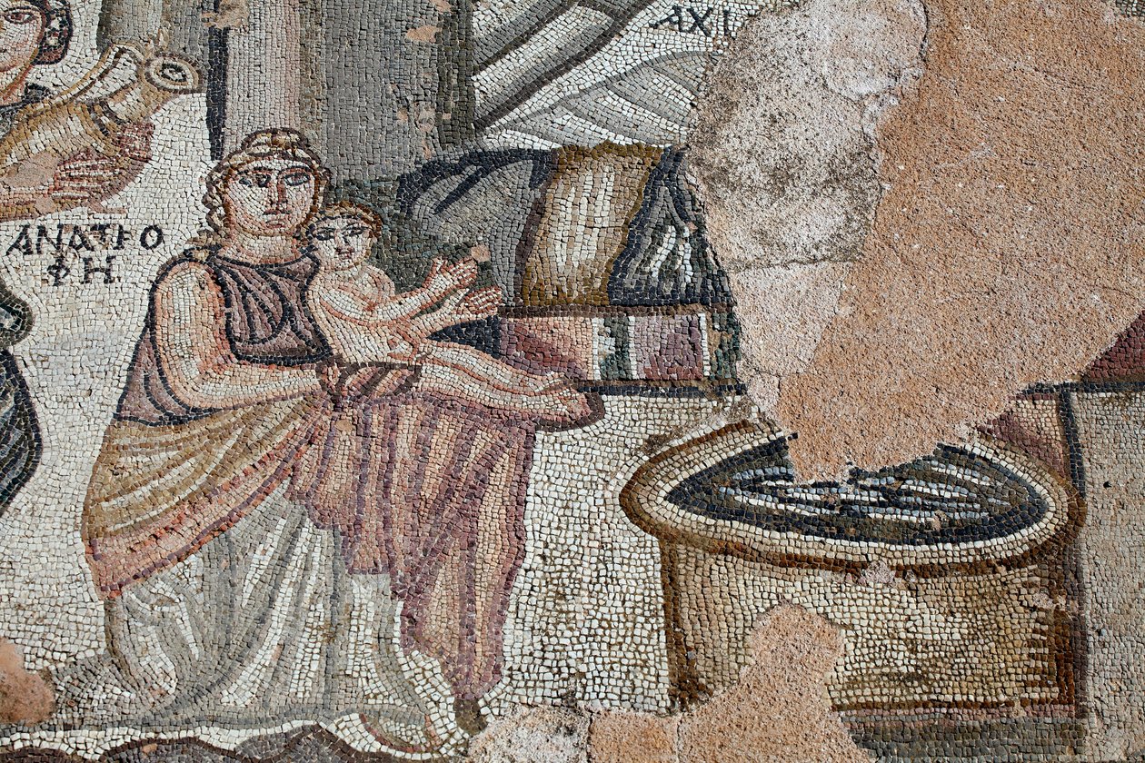 Representation av den nyfödda Akilles med hans sjuksköterska Anatrophe och Ambrosia, symbol för gudarnas mat och odödlighet, som tar med vatten i en gyllene burk - Detalj från panelen som representerar det första badet av Achilles - Paphos Mosaics, Villa o av Unbekannt