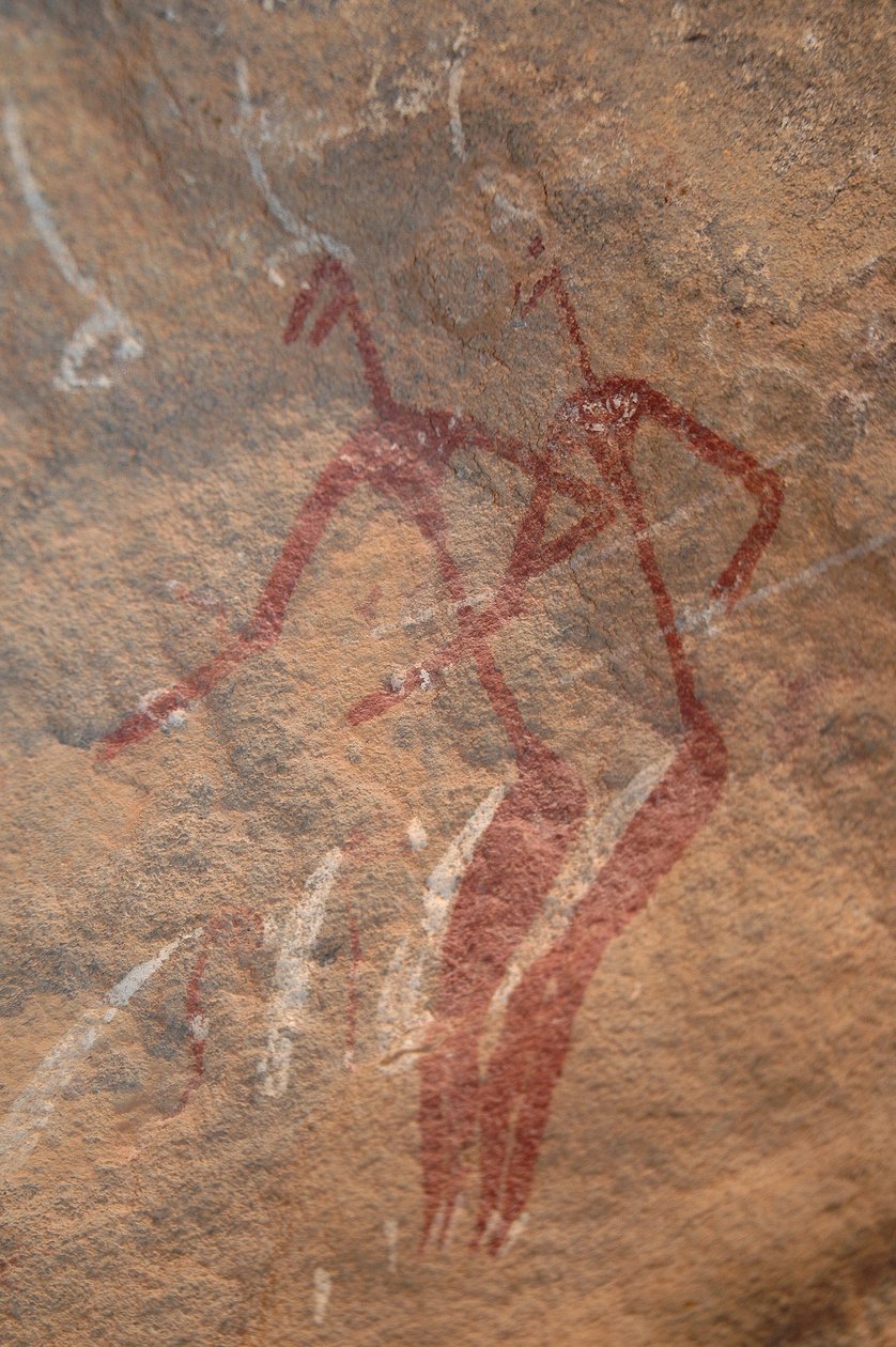 Stenkonst, förhistoria: Stenmålning av två longiline-karaktärer i ett utsmyckat skydd i Uweinatbergen, Sudan. Period från 8000 till 3000 år f.Kr. Fotografi av Unbekannt