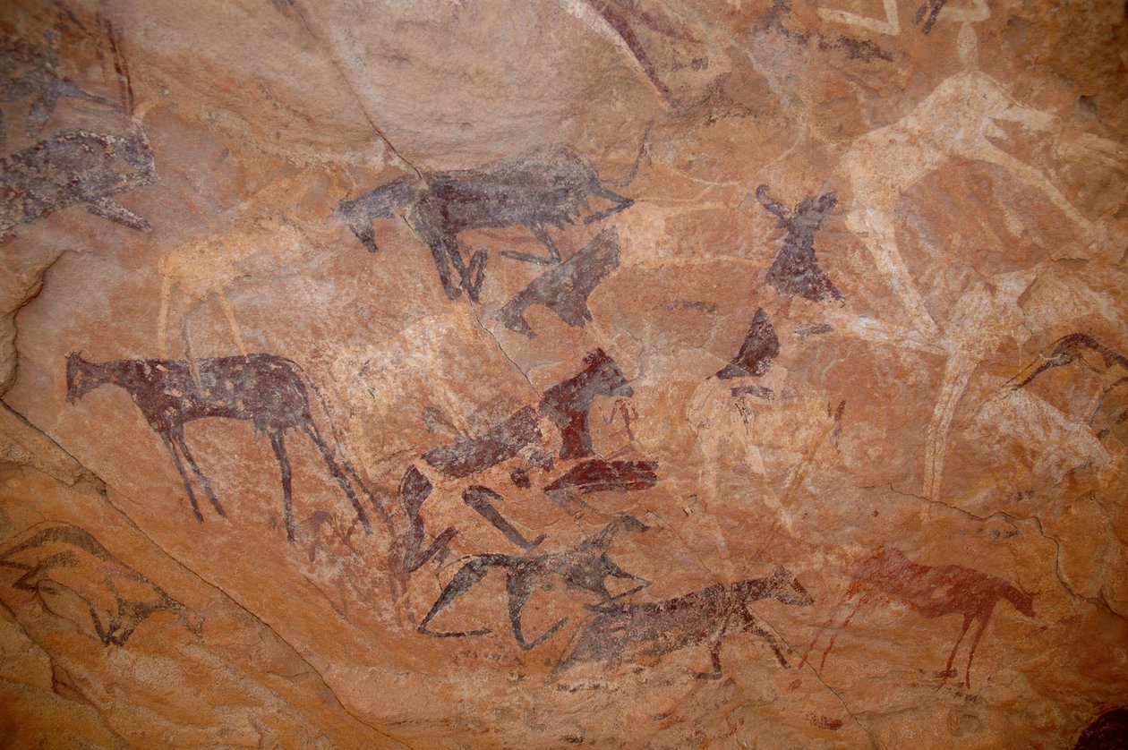 Hällkonst, förhistoria: klippmålning av nötkreatur, ett knä i ett skydd utsmyckat i Uweinat-massivet, Sudan (Karkur-Talh eller Karkur Talh). Period från 8000 till 3000 år f.Kr. Fotografi av Unbekannt