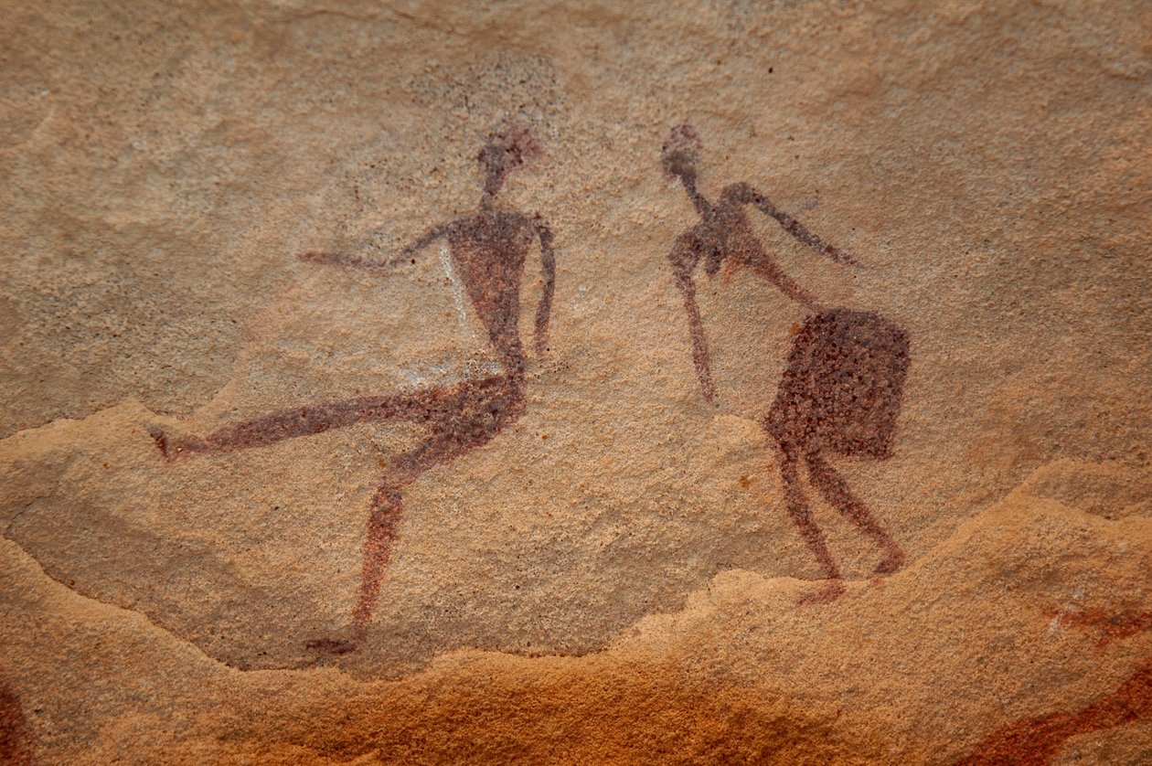 Hällkonst, förhistoria: Detalj av en hällmålning av två karaktärer (par) i ett utsmyckat skydd, i Uweinat-massivet, Egypten. (Period från 8000 till 3000 år f.Kr.). Fotografi av Unbekannt
