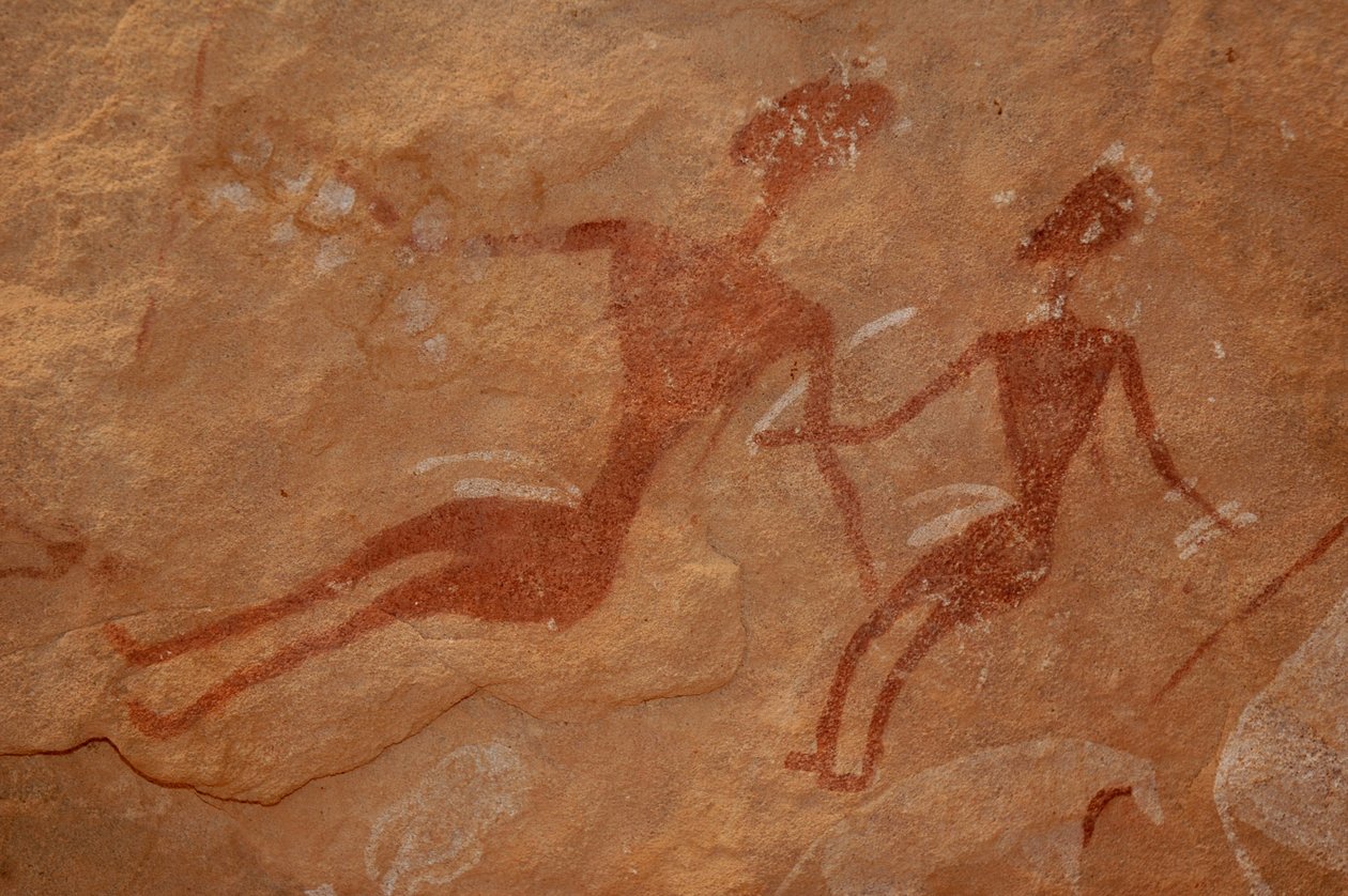 Stenkonst, förhistoria: Detalj av en hällmålning av två karaktärer i ett utsmyckat skydd, i Uweinat-massivet, Egypten. (Period från 8000 till 3000 år f.Kr.). Fotografi av Unbekannt