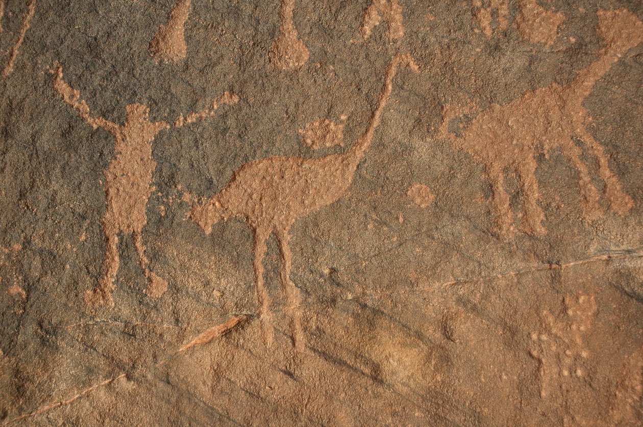 Bergkonst, Förhistoria: Gravering av en karaktär och strutsar i Uweinat-massivet, Sudan (Karkur-Talh eller Karkur Talh). Period från 8000 till 3000 år f.Kr. Fotografi av Unbekannt