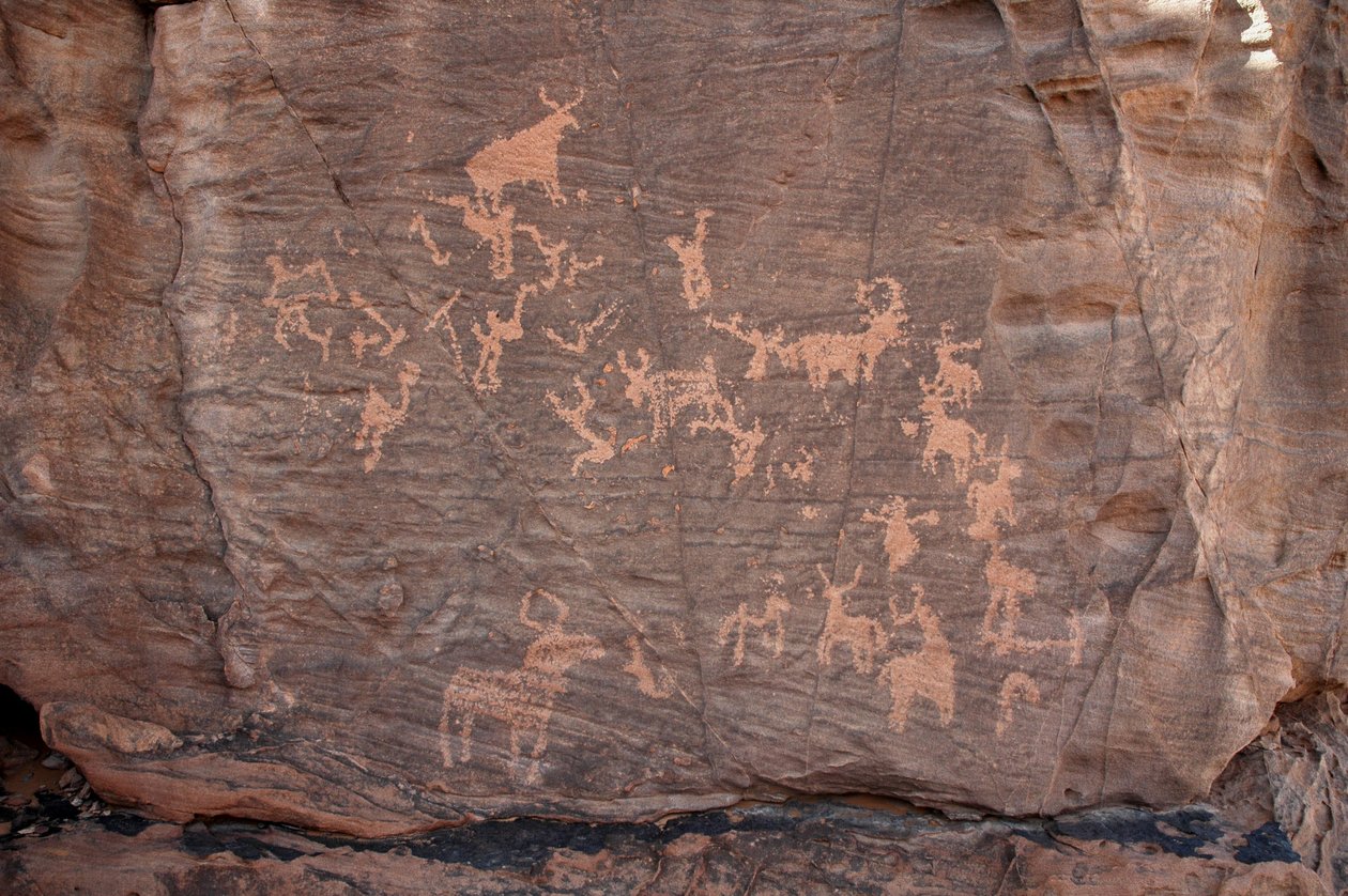 Stenkonst, förhistoria: Gravering av en grupp nötkreatur, strutsar och karaktärer i Uweinat-massivet, Sudan (Karkur-Talh eller Karkur Talh). Period från 8000 till 3000 år f.Kr. Fotografi av Unbekannt