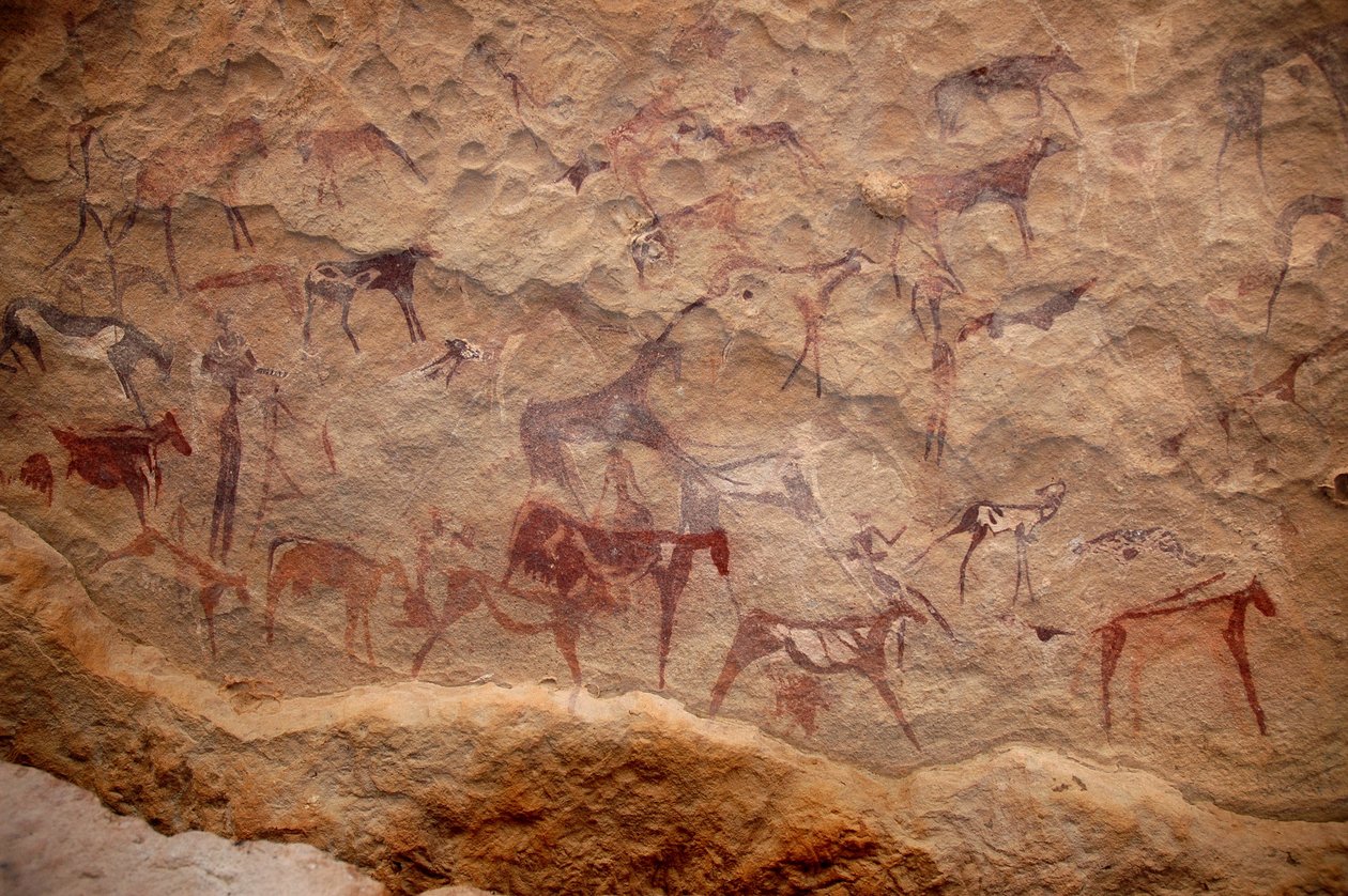 Hällkonst, förhistoria: Hällmålning av en grupp nötkreatur och polykroma karaktärer (herdar och bågskyttar) i ett utsmyckat skydd, i Uweinat-massivet, Sudan. Period från 8000 till 3000 år f.Kr. Fotografi av Unbekannt