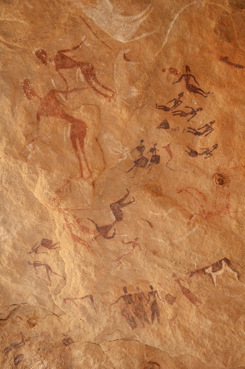 Stenkonst, förhistoria: Stenmålning av en stor uppsättning karaktärer och boskap i ett utsmyckat skydd, i Uweinat-massivet, Egypten. (Period från 8000 till 3000 år f.Kr.). Fotografi av Unbekannt
