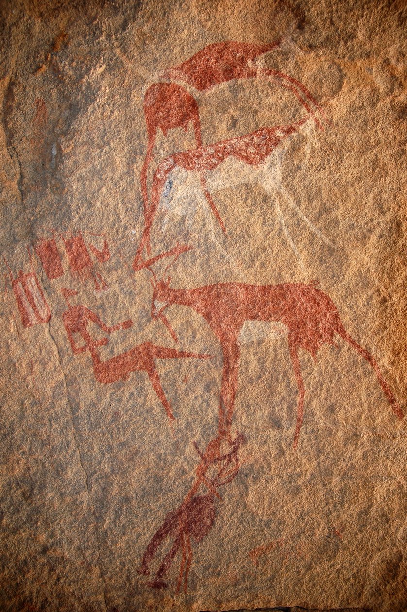 Stenkonst, förhistoria: Stenmålning av karaktärer, boskap och "guerbas" (skinn) i ett utsmyckat skydd, i Uweinat-massivet, Sudan. Period från 8000 till 3000 år f.Kr. Fotografi av Unbekannt