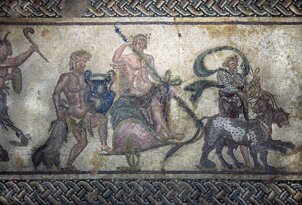 Romersk konst: Dionysos triumf (Bacchus, Bacco). Guden klättrade på en tank i mitten. Den bär en lagerkrans och håller en thyrse (lans omgiven av murgröna med en kotte i slutet). Två pantrar avancerar framför honom. Bakom tanken, en av Unbekannt