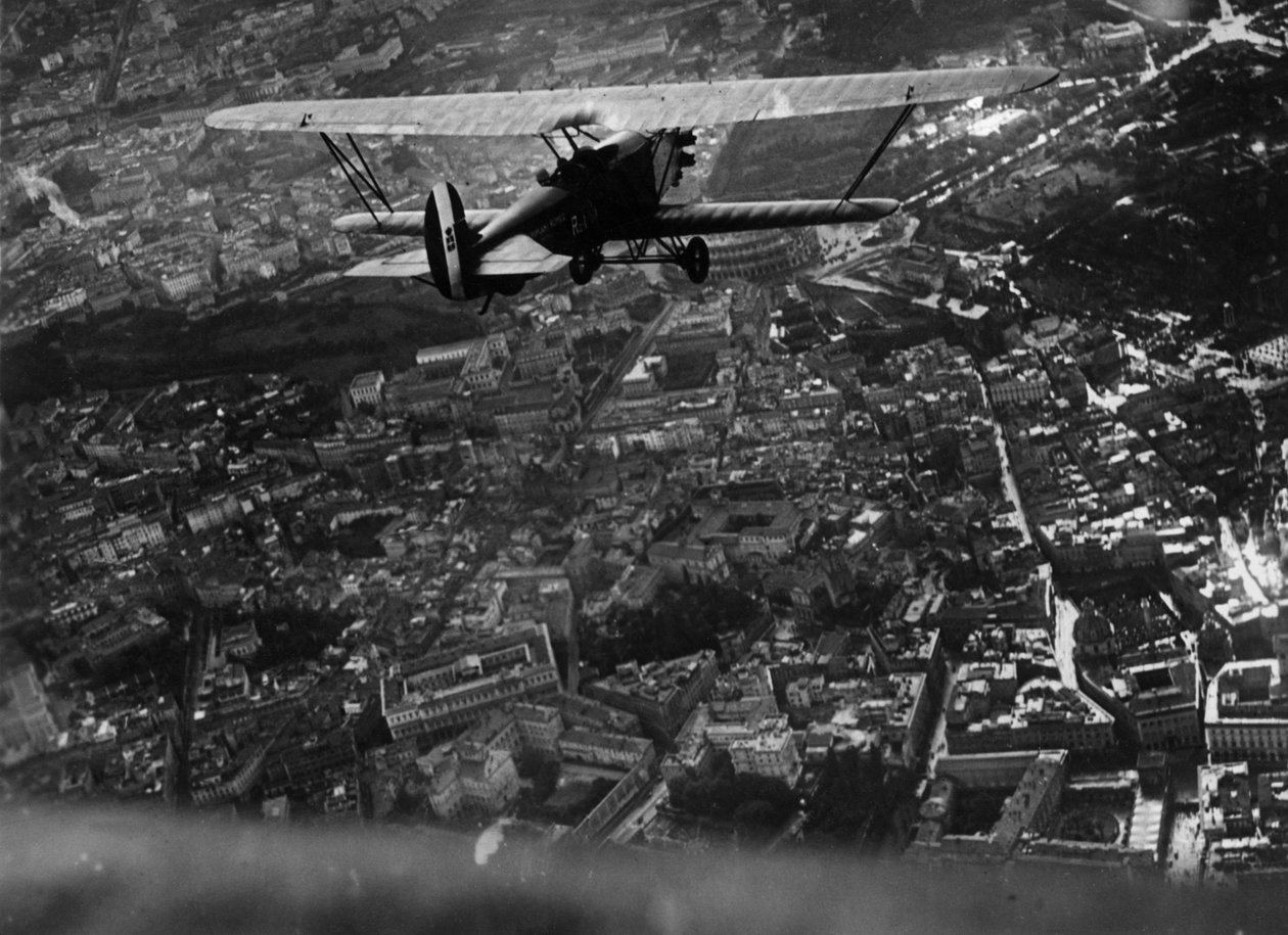 Rom (Italien), ca 1930: Italiens luftfartsminister Italo Balbo (1896-1940) flyger över staden ombord på ett "Ro1"-biplan under flygdemonstrationen som gavs för invigningen av Salon du Tourisme - Rom, Italien, ca 1930: Italiens luftfartsminister, It av William M. Timlin