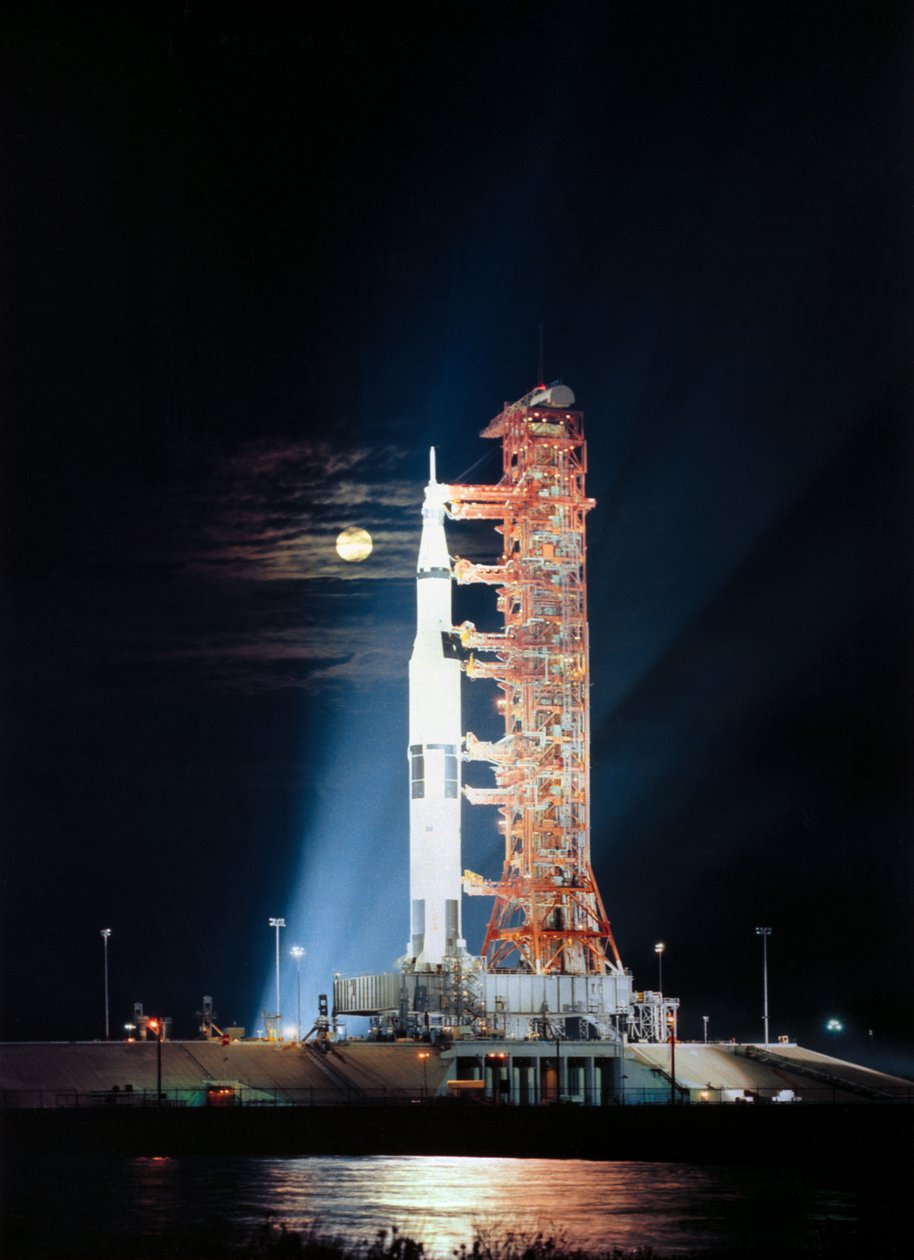 Sökljus lyser upp denna nattliga scen vid Pad A, Launch Complex 39, Kennedy Space Center, Florida, och visar rymdfarkosten Apollo 17 (Spacecraft 114/Lunar Module 12/Saturn 512) under förberedelser för lanseringen av Unbekannt