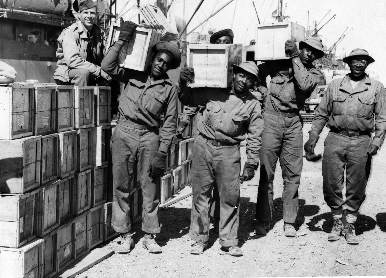 Andra världskriget (1939-1945) - Mellanöstern april 1943: I en hamn lossar medlemmar av en hamnbataljon av den amerikanska armén afroamerikaner av militär utrustning. av Unbekannt
