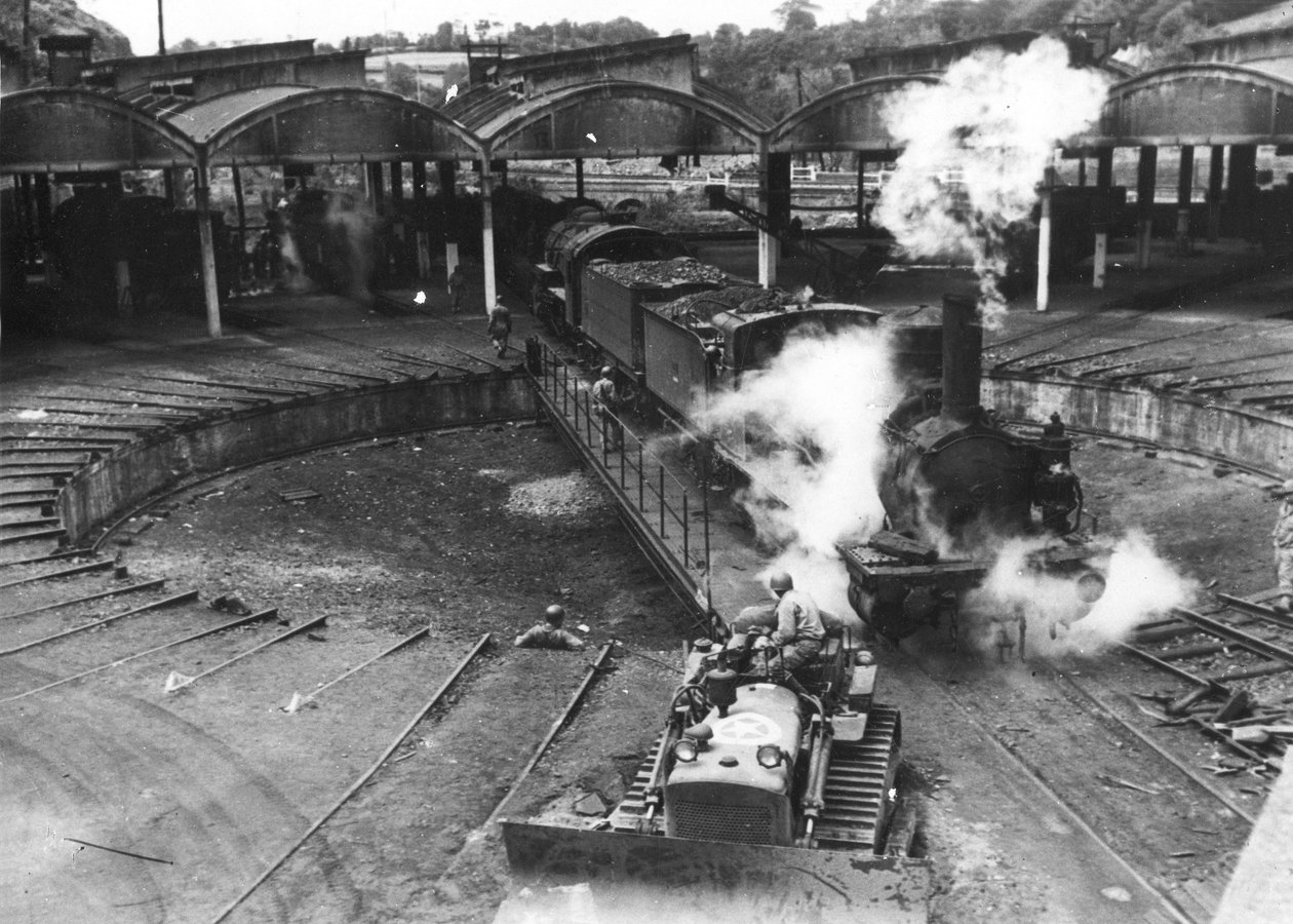 Andra världskriget (1939-1945) - Andra världskriget (WWII eller WW2): Cherbourg (Manche) Frankrike Juli 1944: Andesoldater från den amerikanska armén med hjälp av franska järnvägsarbetare återställer järnvägsrotundan av Unbekannt