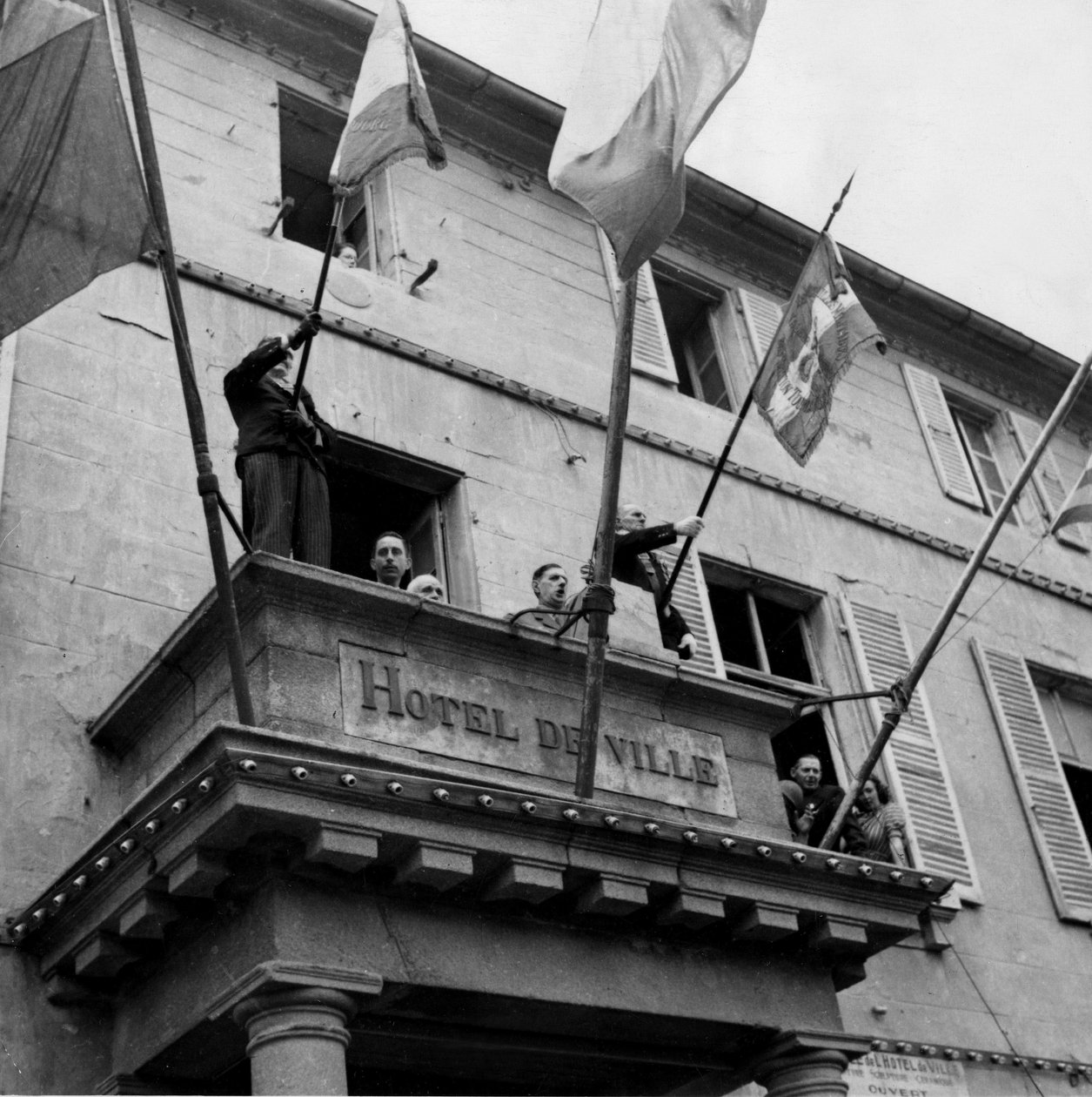 Andra världskriget (1939-1945) - Andra världskriget (WWII eller WW2): Cherbourg (Manche) Frankrike 20 augusti 1944: Under sitt besök talar general De Gaulle (president för Comite de Liberation Nationale) till balkongen på Hotel de Ville aux Cherbourgeois. av Unbekannt