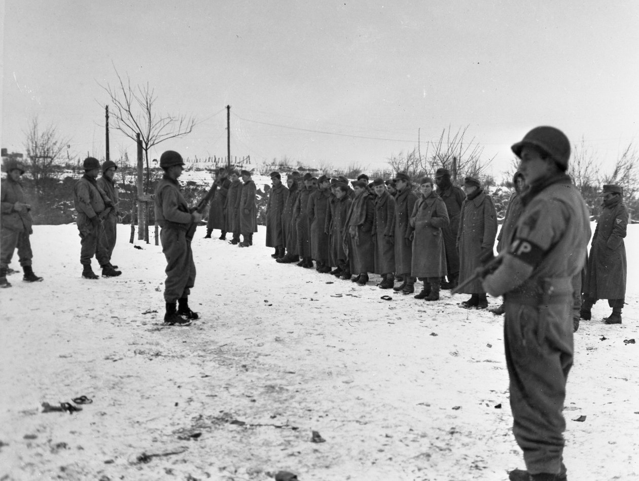 Andra världskriget (1939-1945) - Andra världskriget (WWII eller WW2): Nära Bastogne (Belgien) 28 december 1944: Tyska soldater tillfångatagna av 6:e DB USA av Unbekannt