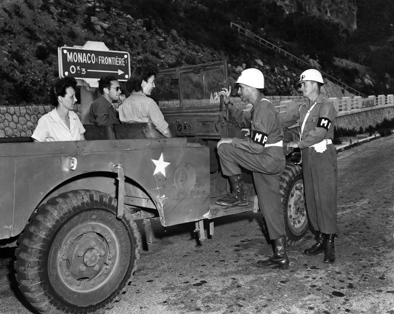 Andra världskriget (1939-1945) - Andra världskriget (WWII eller WW2): Nära Monaco Franska Rivieran 30 juni 1945: Två Wacs på permission och gäster från US Riviera Recreational Area (USRRA) diskuterar med två militärpoliser från den amerikanska armén statio av Unbekannt