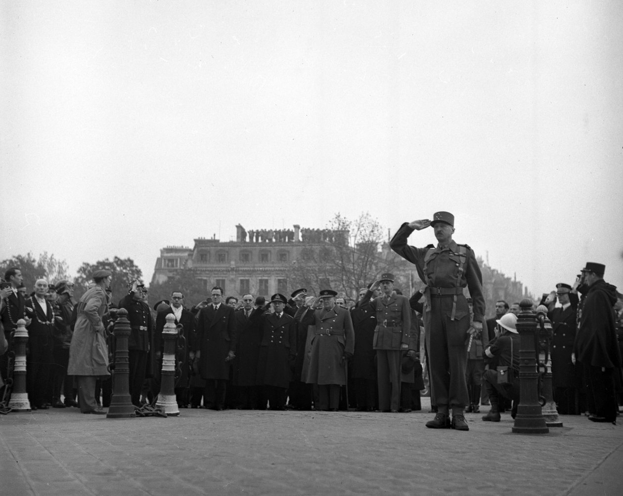 Andra världskriget (1939-1945) - Andra världskriget (WWII eller WW2): Paris (Frankrike) 11 november 1944: Under firandet av vapenstilleståndet 1918, brittiske premiärministern Winston Churchill och general De Gaulle som just har placerat en krans av blommo av Unbekannt