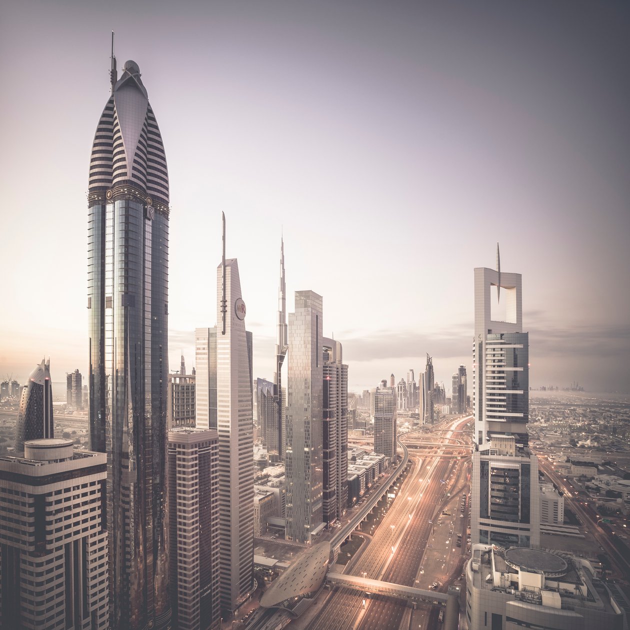 Sheikh Zayed Road, Dubai, Förenade Arabemiraten, 2015 (foto) av Leopold Blonder