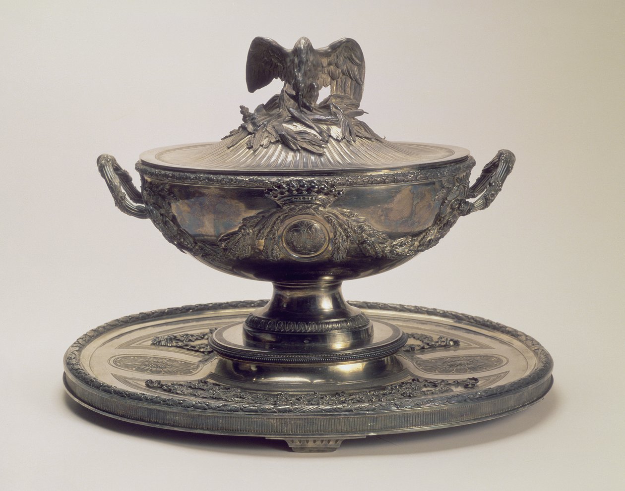 Silverterrin och stativ från Saltykov-tjänsten, av Robert Joseph Auguste (1725-1805), Paris av Unbekannt