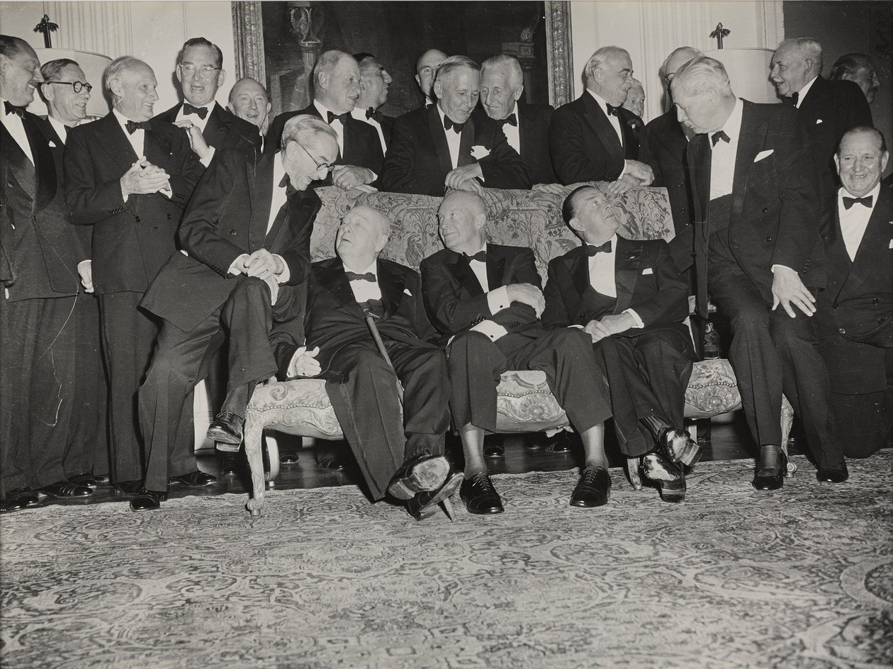 Sir Winston Churchill och Dwight D. Eisenhower vid en middag som hölls i Winfield House, den amerikanska ambassadörens hem i London av Unbekannter Künstler