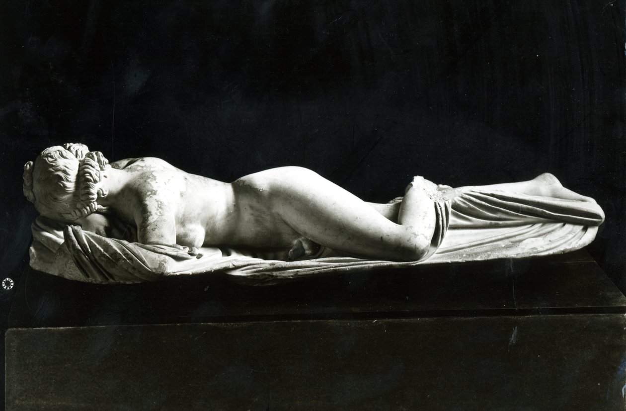 Sovande Hermafrodit (marmor) (s/v foto) av Unbekannt