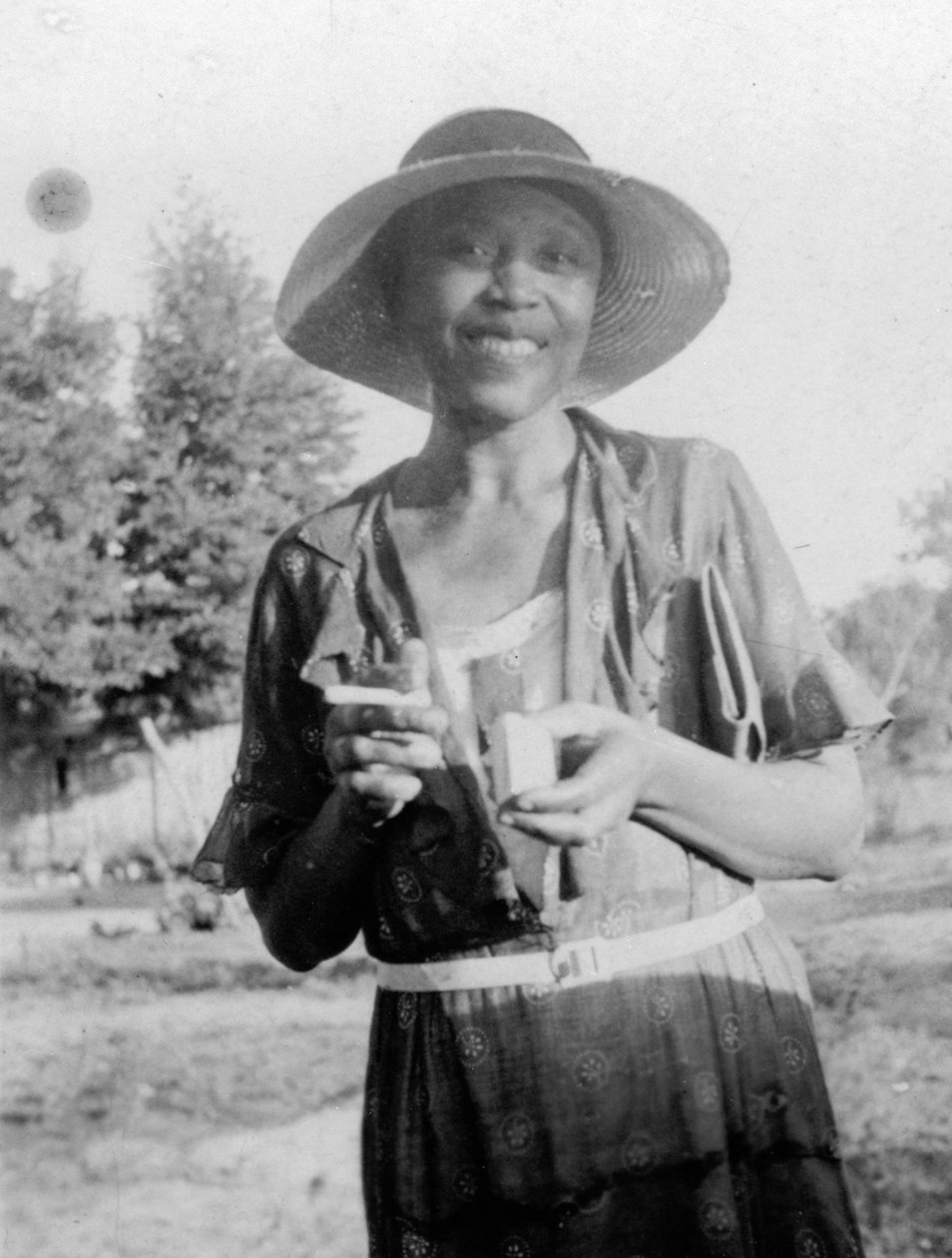 Leende kvinna, ca 1935 (s/v foto) av Benjamin Baud